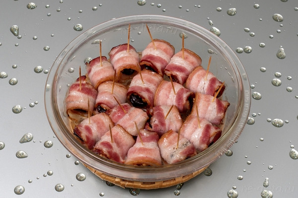 Рулетики из бекона с черносливом и грецким орехом