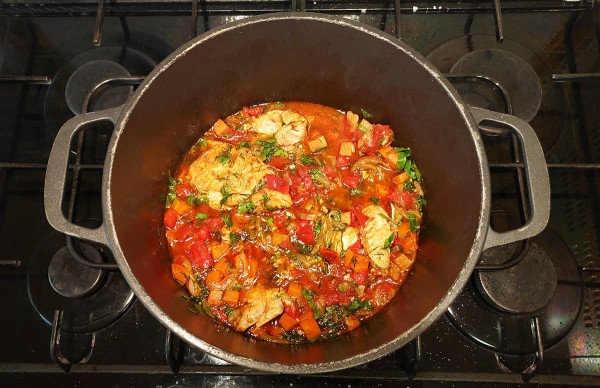 Курица, тушенная с овощами