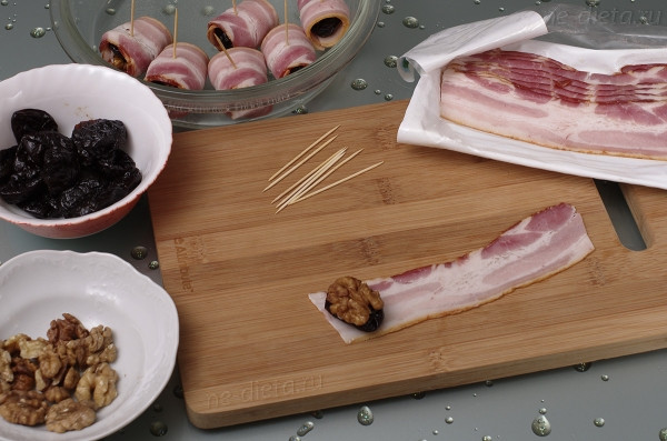 Рулетики из бекона с черносливом и грецким орехом