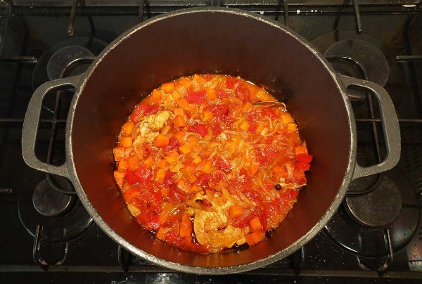 Курица, тушенная с овощами