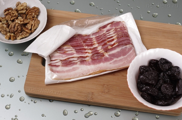 Рулетики из бекона с черносливом и грецким орехом