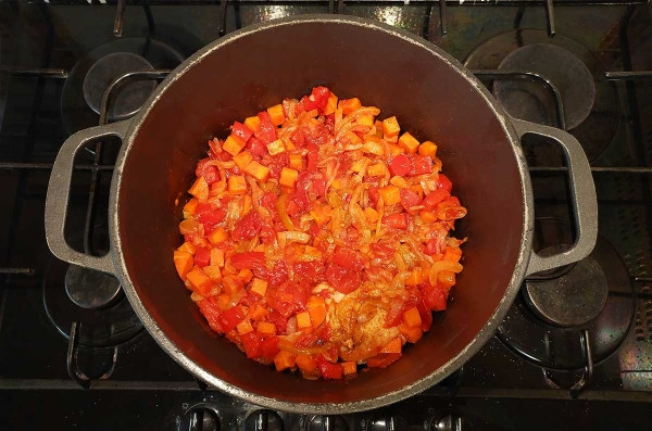 Курица, тушенная с овощами