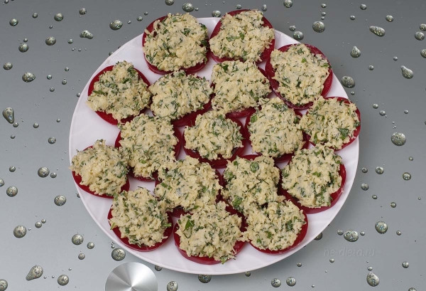 Помидоры с сыром и чесноком