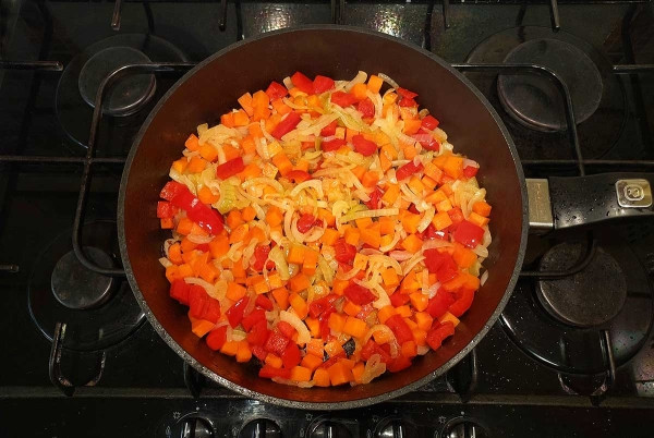 Курица, тушенная с овощами