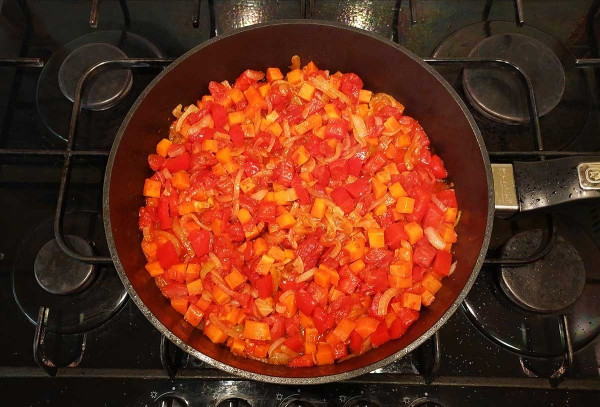Курица, тушенная с овощами