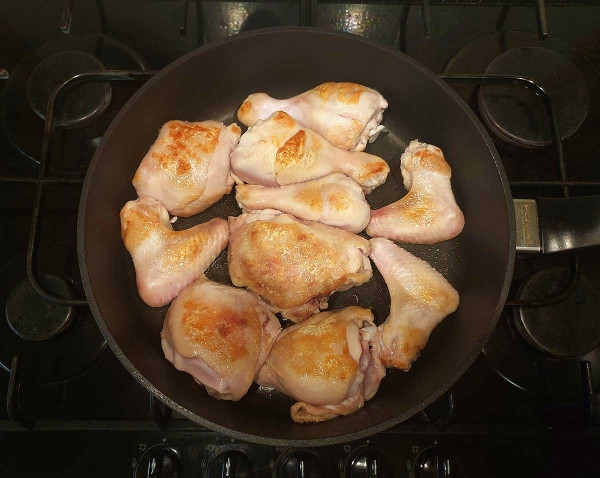 Курица, тушенная с овощами