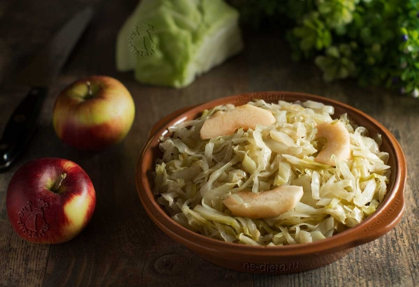 Тушеная капуста с яблоками