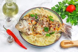 Карась тушеный в сметане Карась тушеный в сметане