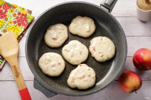 Оладьи на кефире с яблоками