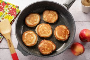 Оладьи на кефире с яблоками