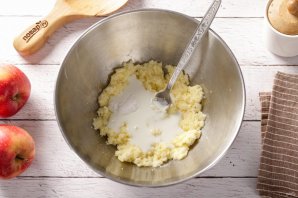 Пирог на кефире с яблоками