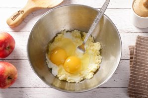 Пирог на кефире с яблоками
