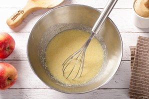 Пирог на кефире с яблоками