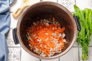 Щи из щавеля в мультиварке