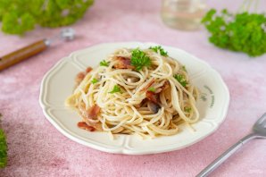 Спагетти с беконом и грибами
