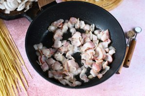Спагетти с беконом и грибами