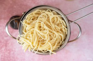 Спагетти с беконом и грибами