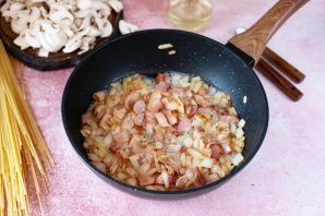 Спагетти с беконом и грибами