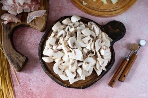 Спагетти с беконом и грибами
