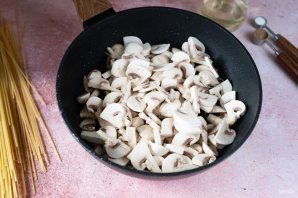 Спагетти с беконом и грибами