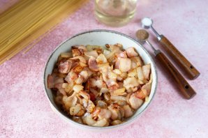 Спагетти с беконом и грибами