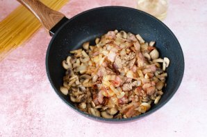 Спагетти с беконом и грибами
