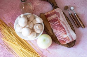 Спагетти с беконом и грибами