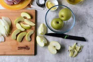 Свинина с яблоками и луком