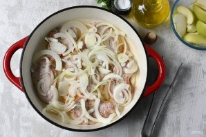 Свинина с яблоками и луком