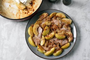 Свинина с яблоками и луком