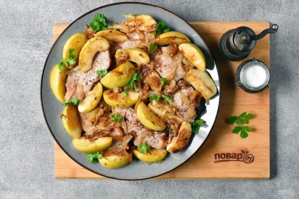 Свинина с яблоками и луком