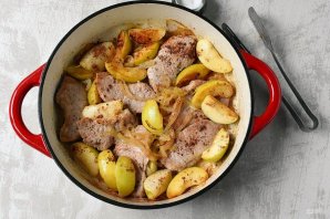 Свинина с яблоками и луком