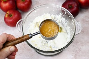 Яблоки с творогом в духовке