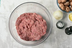 Мясной рулет с грибами