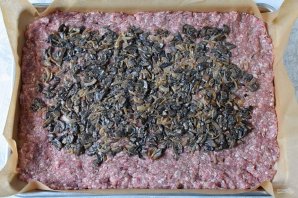 Мясной рулет с грибами