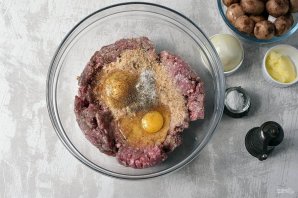 Мясной рулет с грибами