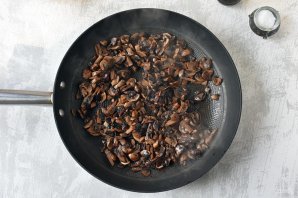 Мясной рулет с грибами