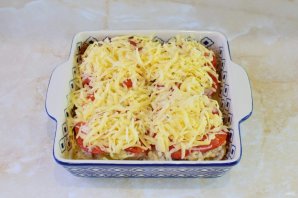 Мясо по-французски с картофелем и помидорами