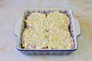 Мясо по-французски с картофелем и помидорами