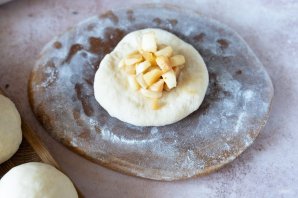 Пирожки с яблоками в духовке Пирожки с яблоками в духовке