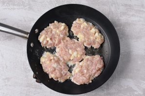 Рубленые куриные котлеты с сыром