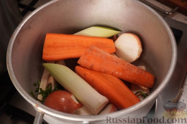 Отварной судак с яично-масляным соусом