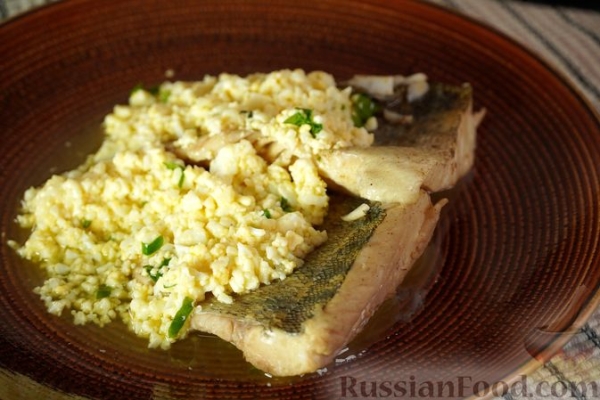 Отварной судак с яично-масляным соусом