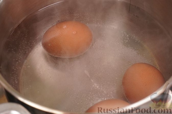 Отварной судак с яично-масляным соусом