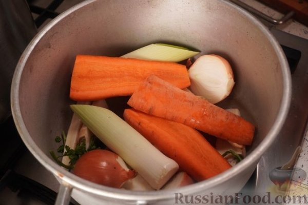 Отварной судак с яично-масляным соусом