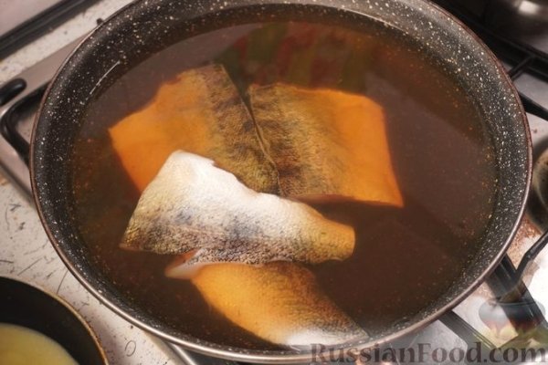 Отварной судак с яично-масляным соусом