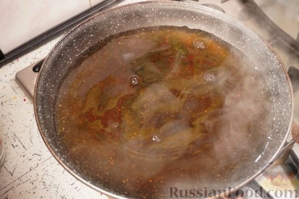 Отварной судак с яично-масляным соусом