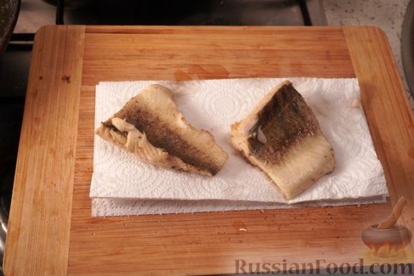 Отварной судак с яично-масляным соусом