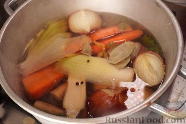 Отварной судак с яично-масляным соусом