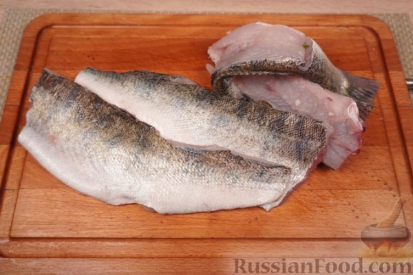 Отварной судак с яично-масляным соусом
